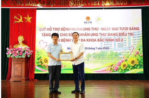 THỨ TRƯỞNG BỘ Y TẾ TRẦN VĂN THUẤN THĂM,  ĐỘNG VIÊN VÀ TRAO QUÀ CHO 100 NGƯỜI BỆNH UNG THƯ TẠI BỆNH VIỆN ĐA KHOA BẮC NINH SỐ 2