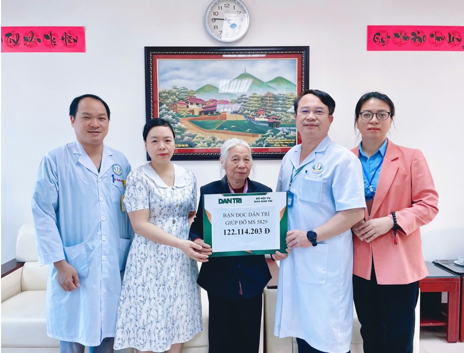 BÁO DÂN TRÍ TRAO TẶNG 122 TRIỆU ĐỒNG  HỖ TRỢ GIA ĐÌNH BỆNH NHÂN TRẦN THỊ LUYẾN
