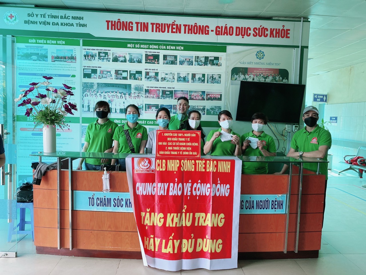 ĐỒNG HÀNH CÙNG NHÂN VIÊN Y TẾ CHỐNG DỊCH COVID19