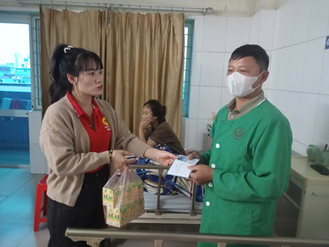 TRAO TẶNG HƠN 8 TRIỆU ĐỒNG CHO  CÁC BỆNH NHÂN NẶNG, HOÀN CẢNH KHÓ KHĂN