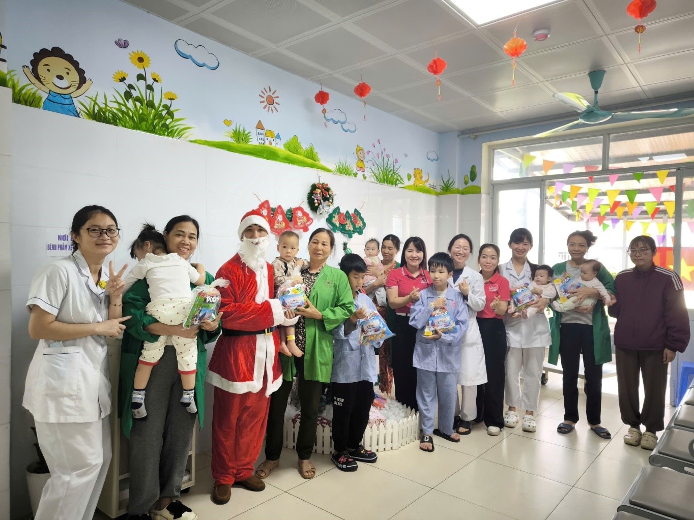 LAN TỎA YÊU THƯƠNG GIÁNG SINH ĐẾN CÁC BỆNH NHI ĐANG ĐIỀU TRỊ TẠI BỆNH VIỆN ĐA KHOA BẮC NINH SỐ 2 LAN TỎA YÊU THƯƠNG GIÁNG SINH ĐẾN CÁC BỆNH NHI ĐANG ĐIỀU TRỊ TẠI BỆNH VIỆN ĐA KHOA BẮC NINH SỐ 2