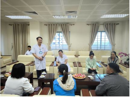  BÁO DÂN TRÍ TRAO HƠN 626 TRIỆU ĐỒNG HỖ TRỢ 04 BỆNH NHÂN NẶNG, KHÓ KHĂN TẠI BỆNH VIỆN ĐK BẮC NINH SỐ 2