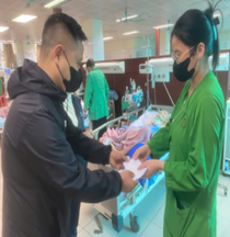 THĂM, ĐỘNG VIÊN VÀ TRAO TẶNG GẦN 9 TRIỆU ĐỒNG  ĐẾN VỚI BỆNH NHÂN HOÀN CẢNH KHÓ KHĂN DỊP CUỐI NĂM 2025