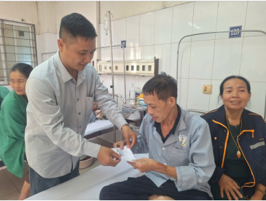 NHỮNG TẤM LÒNG ĐÒNG HÀNH, TIẾP SỨC NGƯỜI BỆNH HOÀN CẢNH KHÓ KHĂN