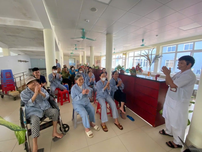 TRUYỀN THÔNG GIÁO DỤC SỨC KHỎE CHO NGƯỜI BỆNH, NGƯỜI NHÀ NGƯỜI BỆNH KHOA PHỤC HỒI CHỨC NĂNG