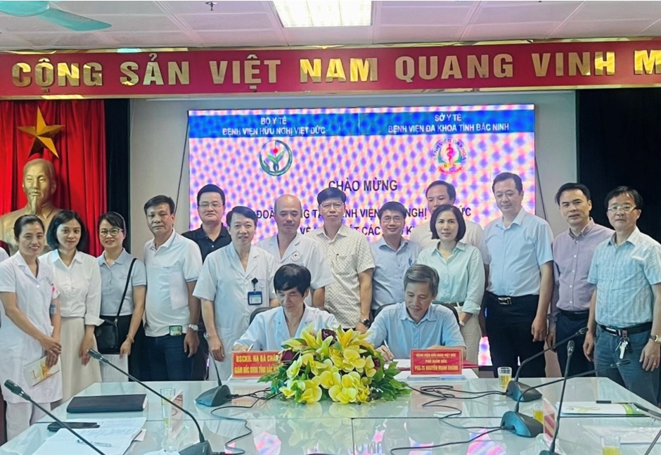 LỄ KÝ BIÊN BẢN GHI NHỚ HỢP TÁC, CHUYỂN GIAO KỸ THUẬT GHÉP THẬN