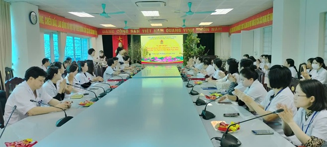 LÃNH ĐẠO CÔNG ĐOÀN PHƯỜNG VÕ CƯỜNG  CHÚC TẾT  VÀ TẶNG QUÀ CÁ ĐOÀN VIÊN BỆNH VIỆN HOÀN CẢNH KHÓ KHĂN