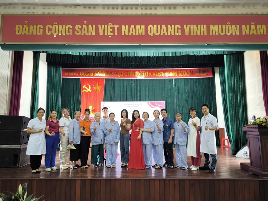 MANG ÂM NHẠC ĐẾN VỚI NGƯỜI BỆNH Chào mừng Ngày Phụ nữ Việt Nam 20/10 – Lan tỏa yêu thương, gieo hạt hạnh phúc