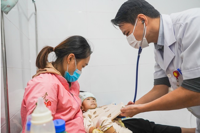 TRẺ MẮC CÚM A TĂNG CAO CHA MẸ LÀM GÌ ĐỀ PHÒNG BIẾN CHỨNG NGUY HIỂM TRẺ MẮC CÚM A TĂNG CAO CHA MẸ LÀM GÌ ĐỀ PHÒNG BIẾN CHỨNG NGUY HIỂM