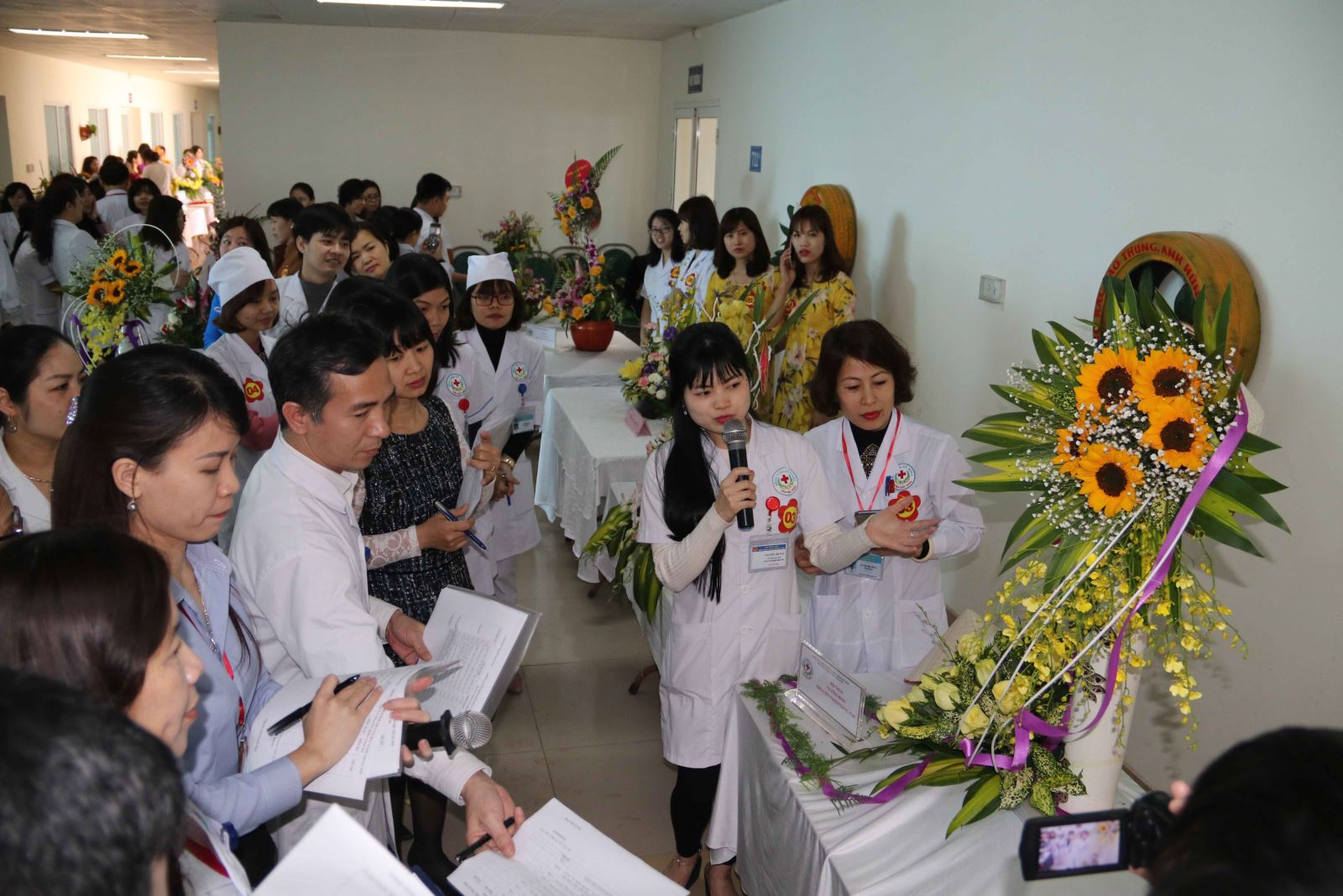 Khoa Xét nghiệm trung tâm thuyết trình về tác phẩm  cắm hoa nghệ thuật