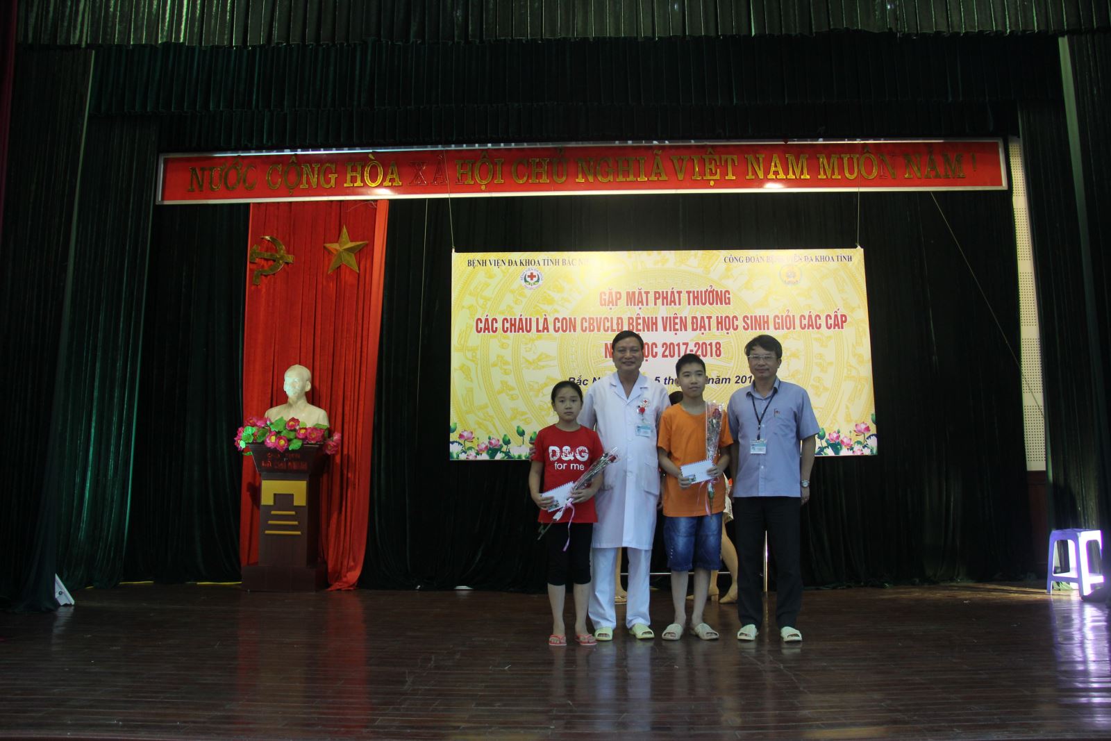  Bệnh viện đa khoa tỉnh Bắc Ninh tổ chức gặp mặt trao thưởng cho các cháu đạt học sinh giỏi năm học 2017 - 2018