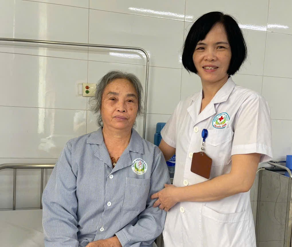 Nhân viên y tế thăm hỏi người bệnh sau khi thực hiện kỹ thuật tiêm huyết tương giàu tiểu cầu tự thân